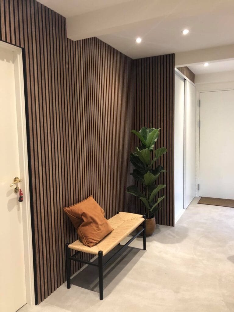 Moderne gang med bænk og grøn plante
