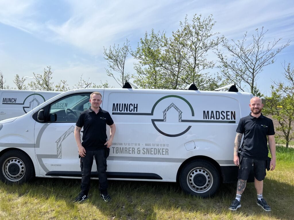 To tømrere foran Munch Madsen firmabil