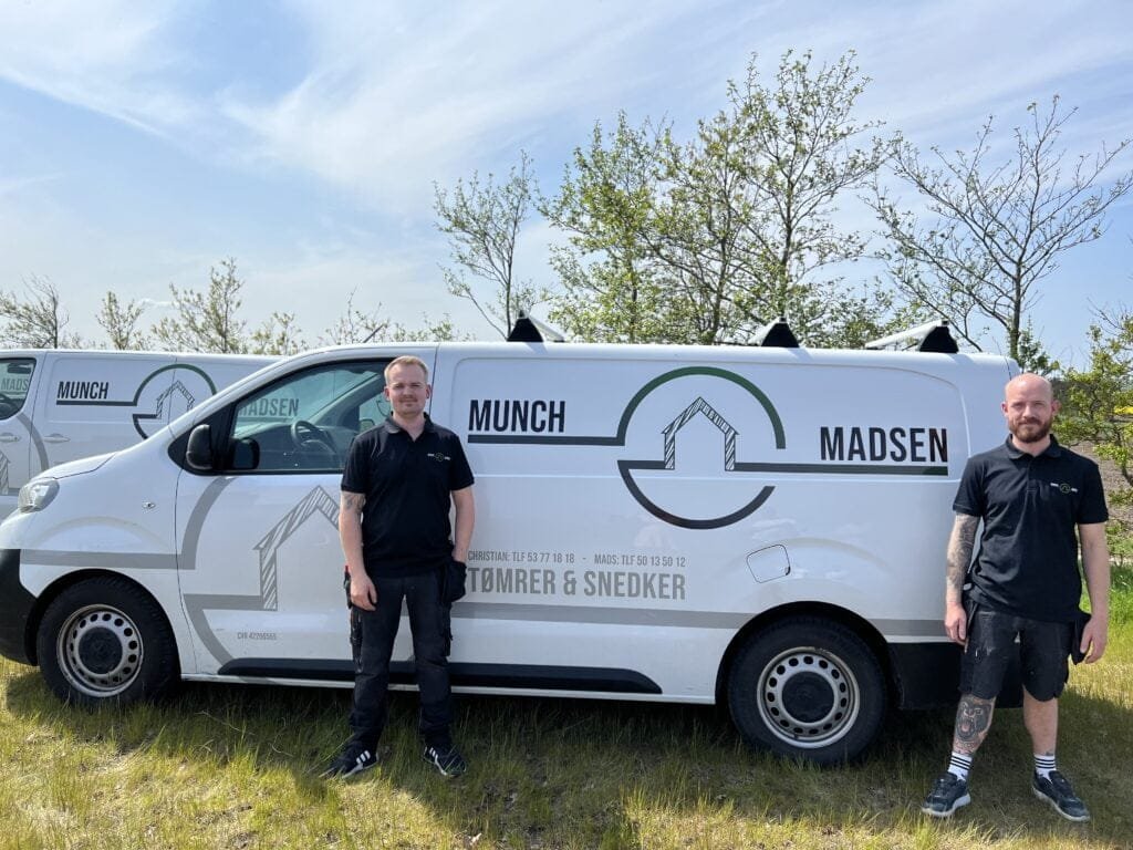 To tømrere foran Munch Madsen firmabil