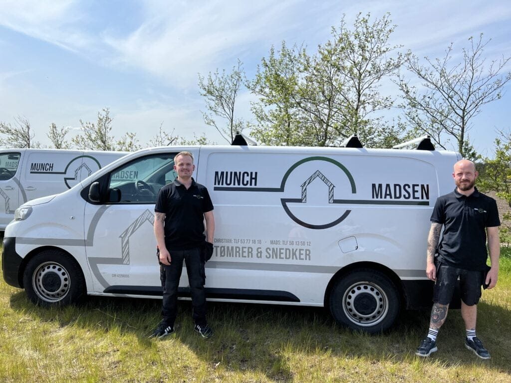 To tømrere foran Munch Madsen firmabil